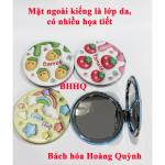 Gương trang điểm mini 2 mặt kiếng phóng to bọc da họa tiết xinh xắn.(mẫu ngẫu nhiên)
