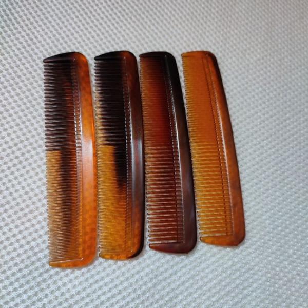 1 cây lược chải tóc bỏ túi (ví) nhựa trong