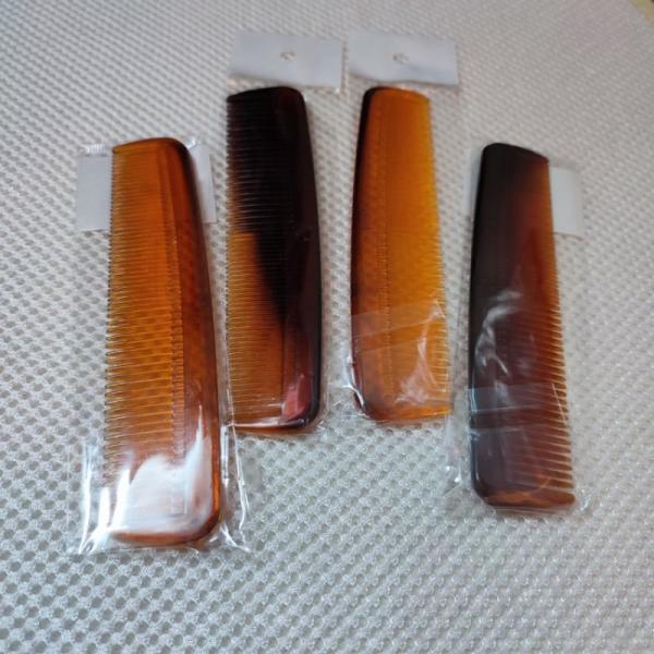 1 cây lược chải tóc bỏ túi (ví) nhựa trong