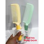 Lược chải tóc nhựa cán cầm họa tiết hoa xinh xắn , lược nhựa chải tóc màu sắc ngẫu nhiên