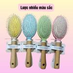 Lược gai gỡ rối tóc, tạo kiểu tóc, massage da đầu loại OVAL cán gỗ xinh xắn.
