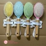 Lược gai gỡ rối tóc, tạo kiểu tóc, massage da đầu loại OVAL cán gỗ xinh xắn.