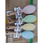 Lược gai gỡ rối tóc, tạo kiểu tóc, massage da đầu loại OVAL cán gỗ xinh xắn.