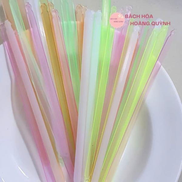 Một bịch que cạo lưỡi bằng mũ hiệu Thiên Long.
